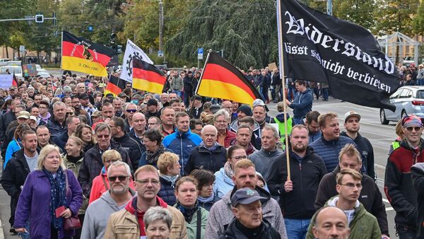 Menschen während einer Demonstration im Stadtzentrum von Frankfurt (Oder)., © Patrick Pleul/dpa