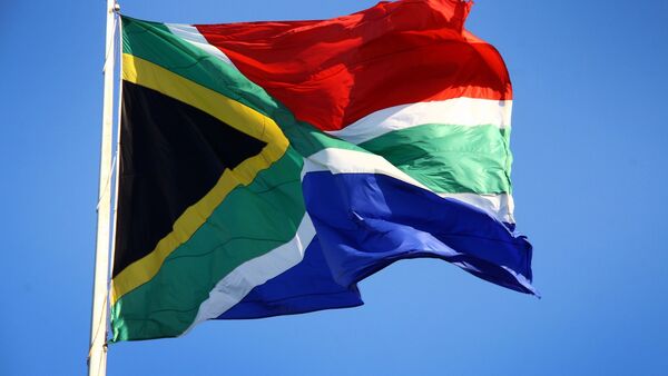 Eine südafrikanische Flagge: Auf dem Weg in den Kruger-Nationalpark wurde ein Tourist aus Deutschland überfallen und getötet., © Steffen Trumpf/dpa
