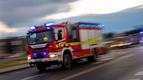 Ein Löschfahrzeug der Feuerwehr fährt mit Blaulicht zu einem Einsatz., © Lino Mirgeler/dpa/Symbolbild