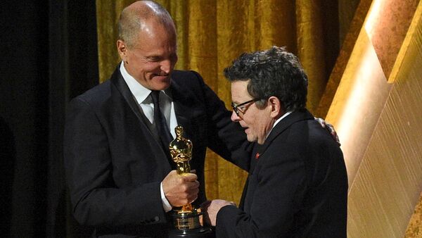 Woody Harrelson (l) überreicht Michael J. Fox den Preis., © Richard Shotwell/Invision/AP/dpa