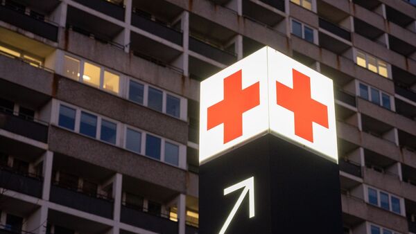Ein Pfeil weist den Weg zur Notaufnahme eines Krankenhauses., © Julian Stratenschulte/dpa/Symbolbild