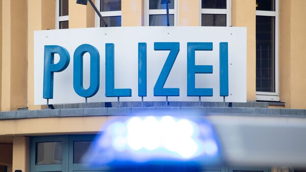 Ein Einsatzwagen der Polizei steht vor einer Dienststelle., © Friso Gentsch/dpa/Symbolbild