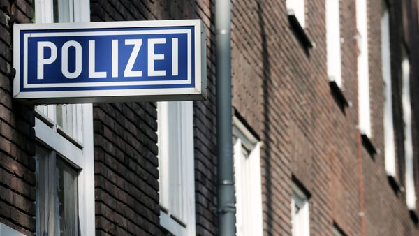 Ein Schild mit der Aufschrift "Polizei" hängt an einem Polizeipräsidium., © Roland Weihrauch/dpa/Symbolbild