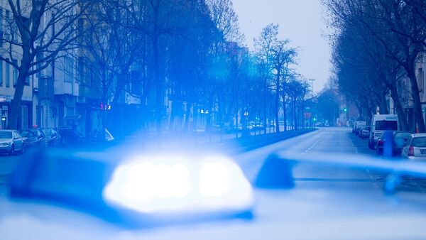 Ein Blaulicht leuchtet auf dem Dach eines Streifenwagens der Polizei., © Christoph Soeder/dpa/Symbolbild