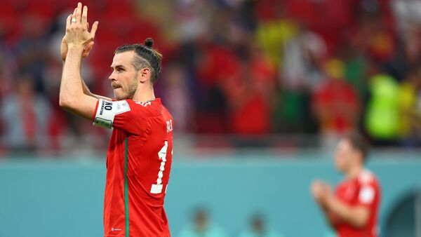 Gareth Bale applaudiert nach Spielende in Richtung Zuschauer., © Tom Weller/dpa