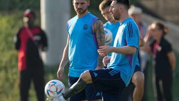 Argentiniens Lionel Messi kontrolliert den Ball., © Jorge Saenz/AP/dpa