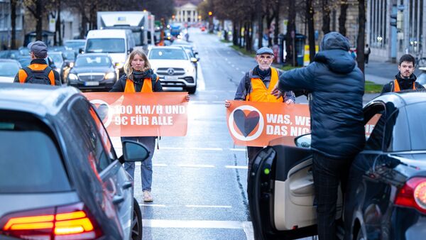 Klimaaktivisten der Umweltschutzbewegung «Letzte Generation» blockieren auf der Prinzregentenstraße den Verkehr., © Lennart Preiss/dpa/Archivbild