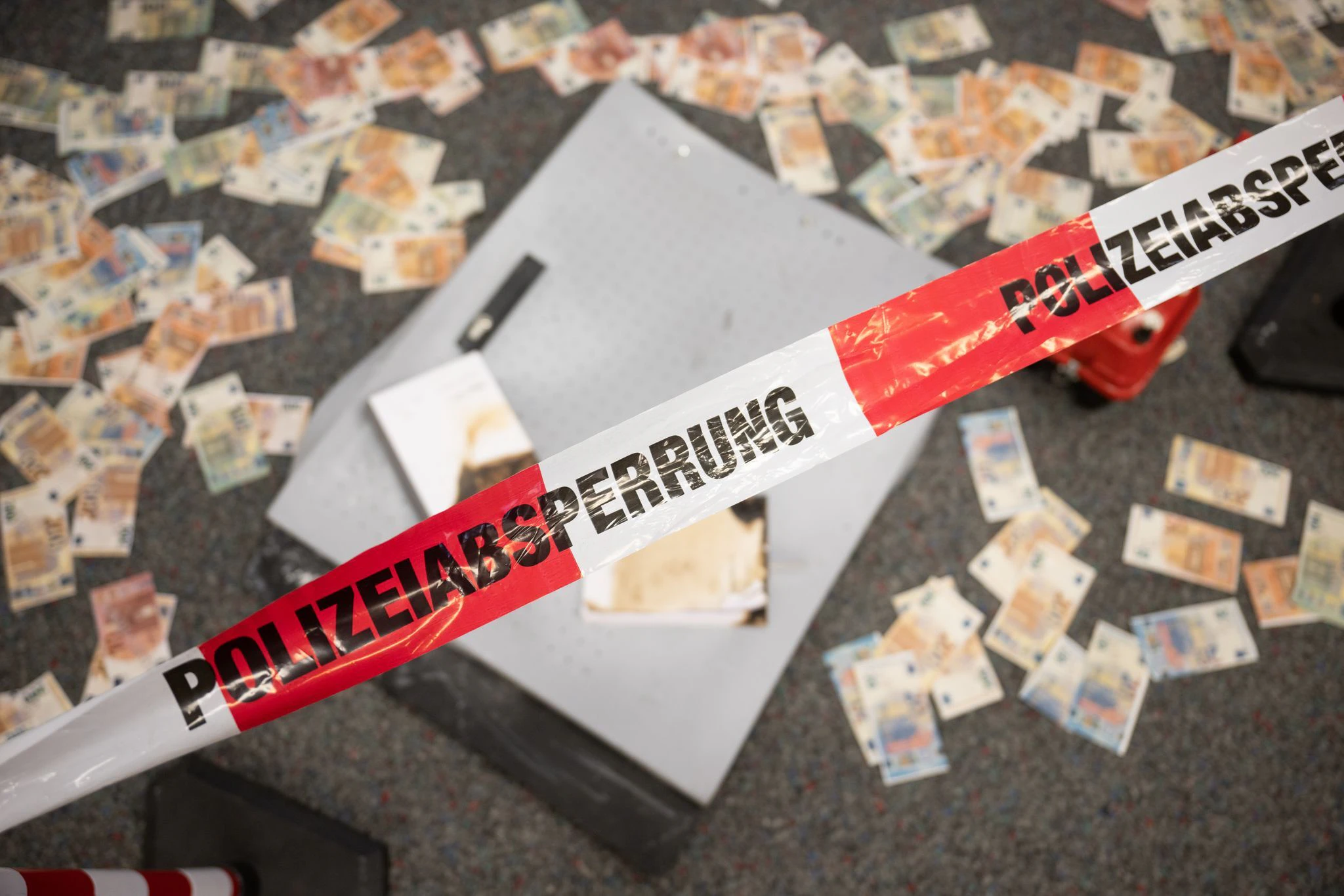 Schon wieder haben Unbekannte in Bayern einen Geldautomaten gesprengt. (Symbolbild) — © Sebastian Gollnow/dpa