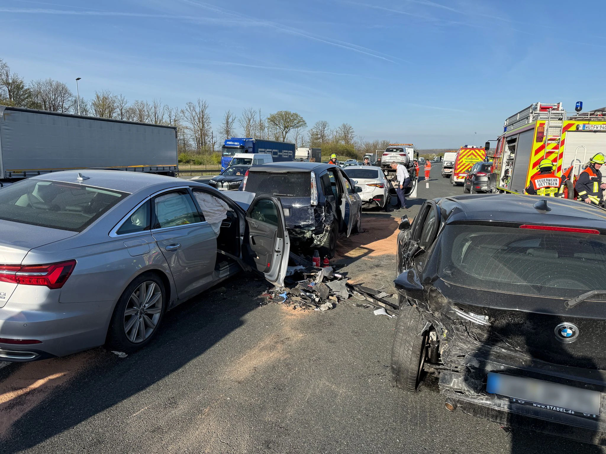Zum Ferienstart kam es zu folgenschweren Unfällen mit rund 20 Fahrzeugen. — © Ferdinand Merzbach/NEWS5/dpa