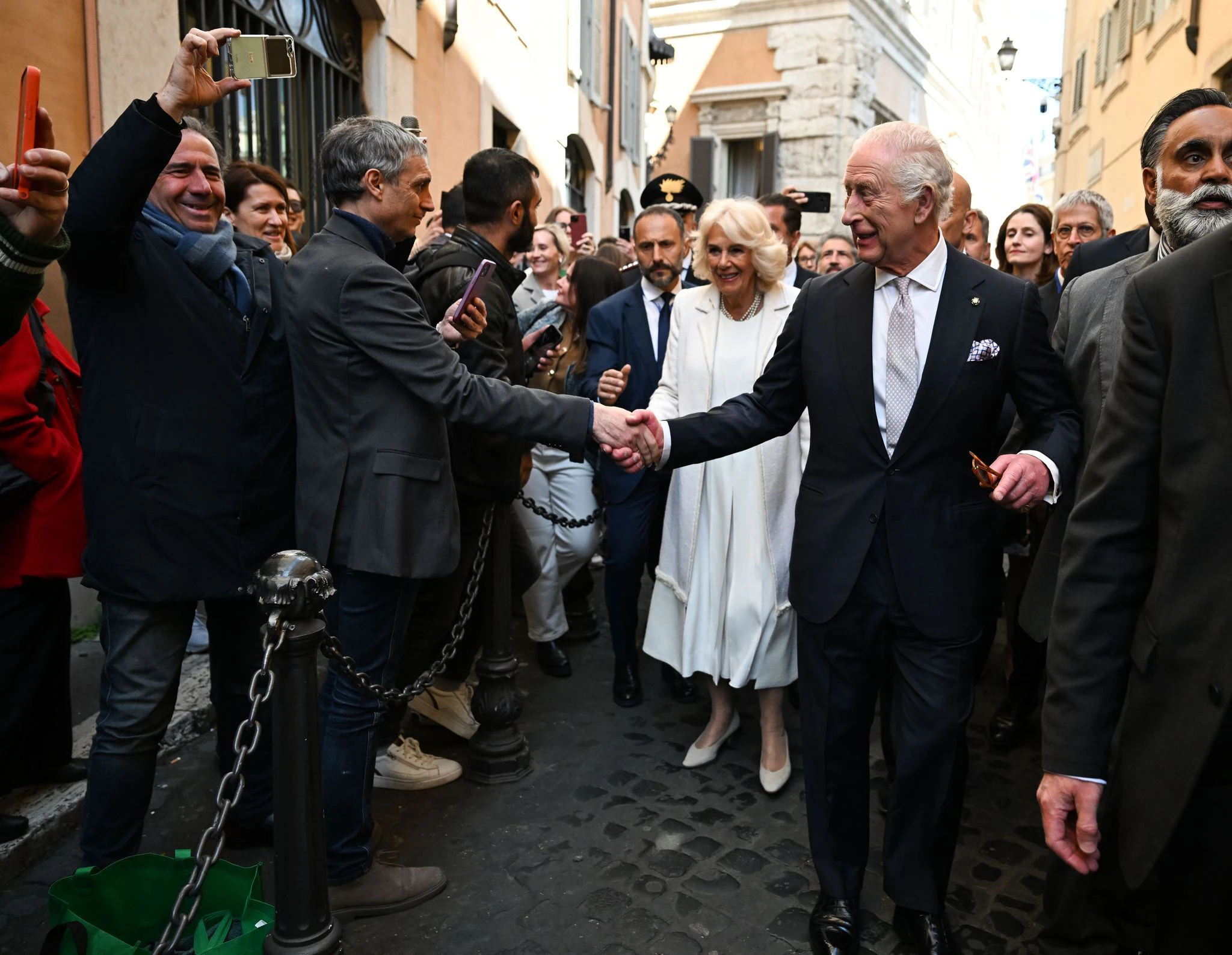 Charles und Camilla hatten sich am 9. April 2005 das Ja-Wort gegeben. — © Victoria Jones/PA Wire/dpa