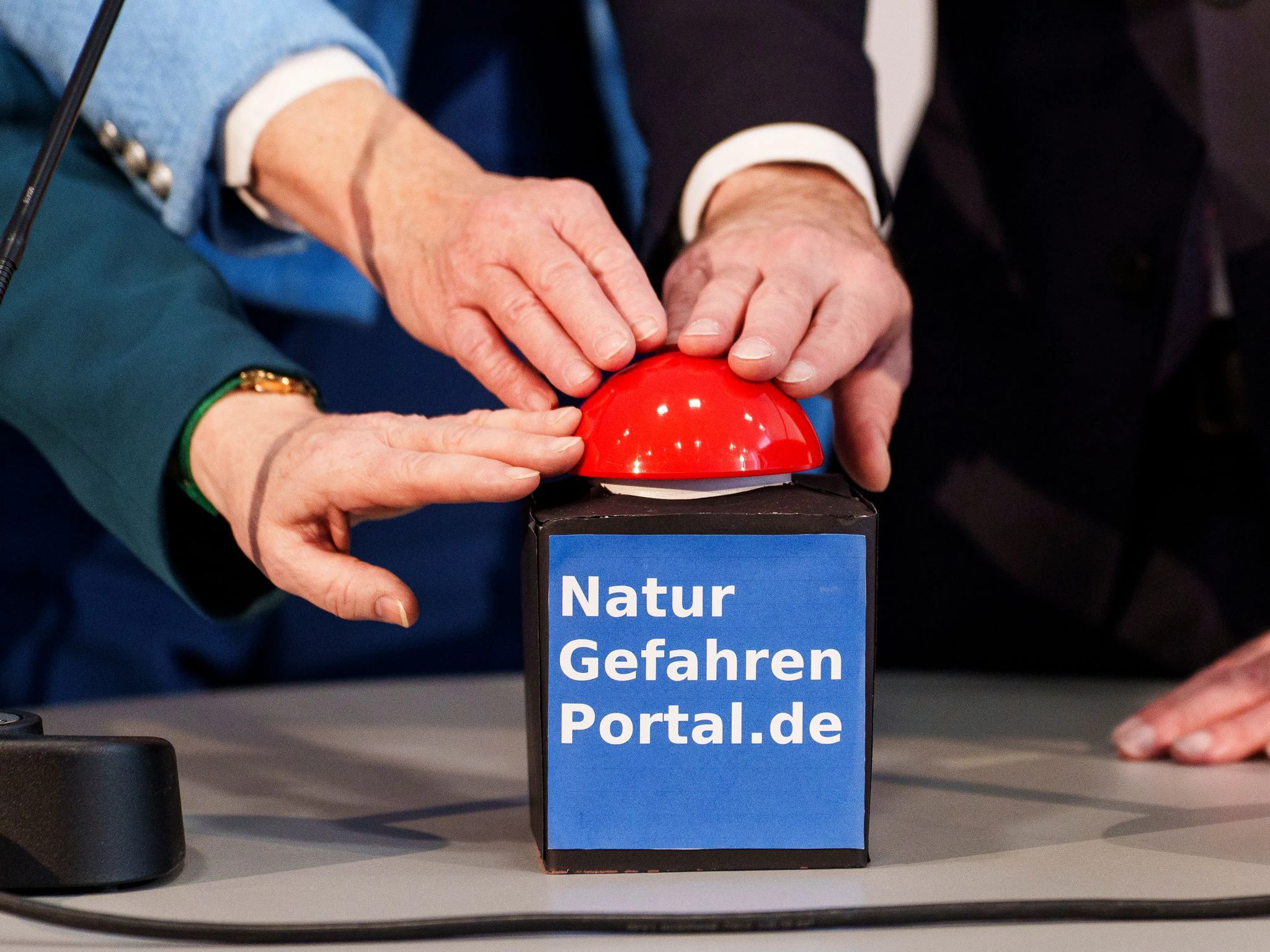 Auf dem Portal lassen sich neben Warnungen auch Tipps für den Fall einer Naturgefahr finden. — © Andreas Arnold/dpa