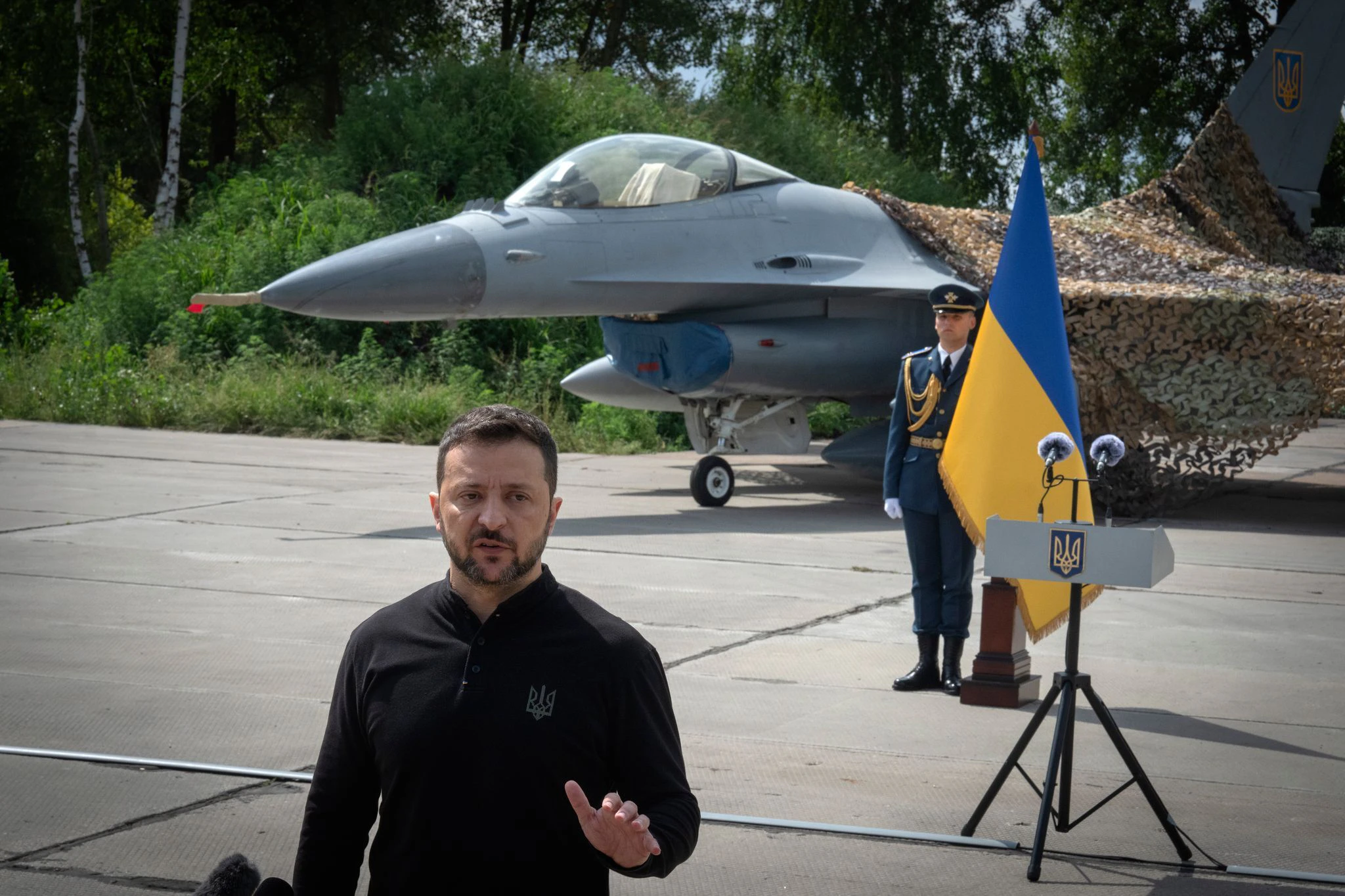 Seit vergangenem Sommer kann die Ukraine auf einige westliche F-16-Kampfjets bei der Luftverteidigung zurückgreifen. (Archivbild) — © Efrem Lukatsky/AP/dpa