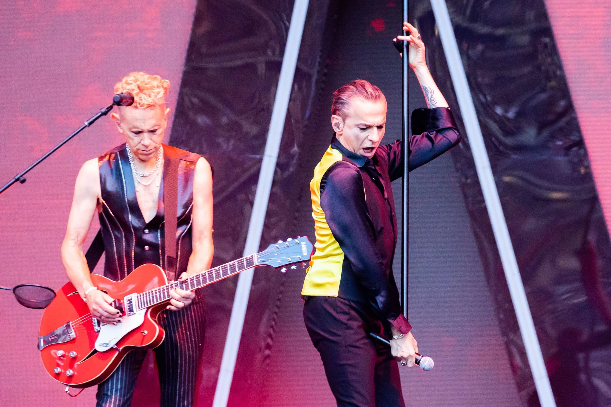 Dave Gahan und Martin Gore von Depeche Mode bei einem Konzert im Berliner Olympiastadion im Juli 2023. — © Christoph Soeder/dpa