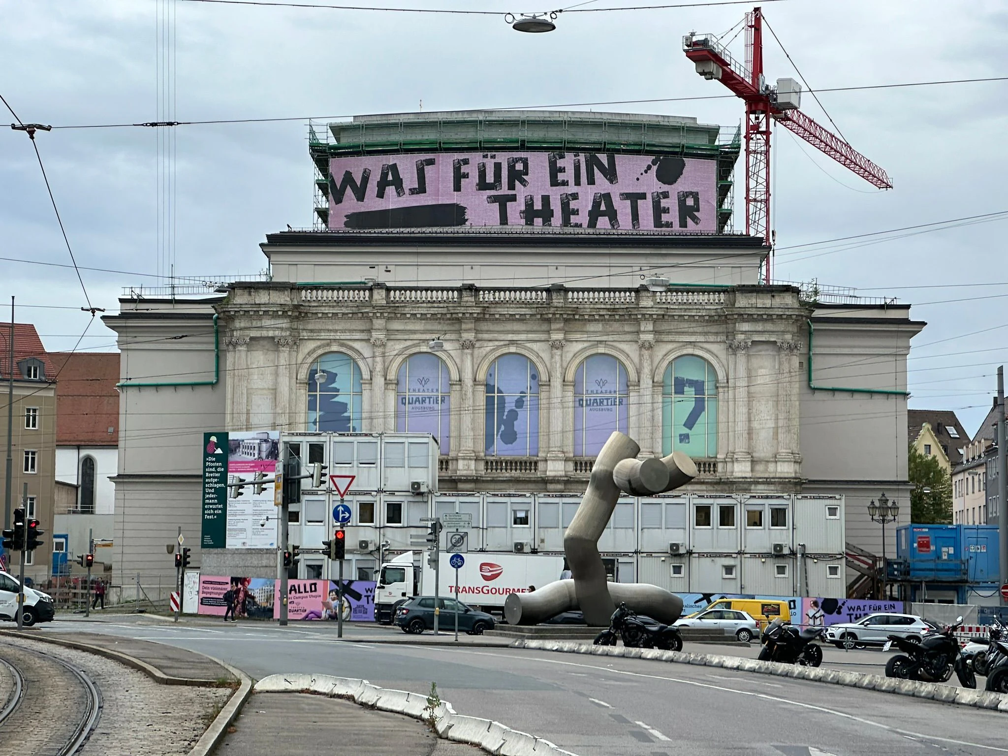 Bei der Sanierung des historischen Augsburger Theaters gibt es seit Jahren immer wieder Probleme. (Archivfoto) — © Ulf Vogler/dpa