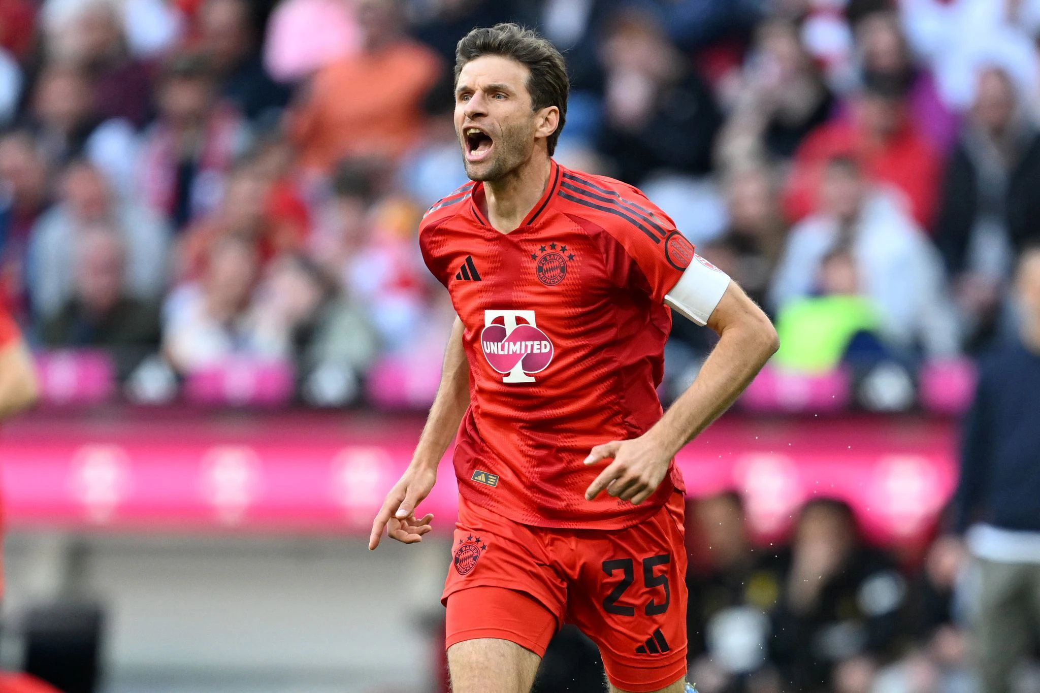 Thomas Müller führte die Bayern gegen Dortmund als Kapitän an. — © Sven Hoppe/dpa
