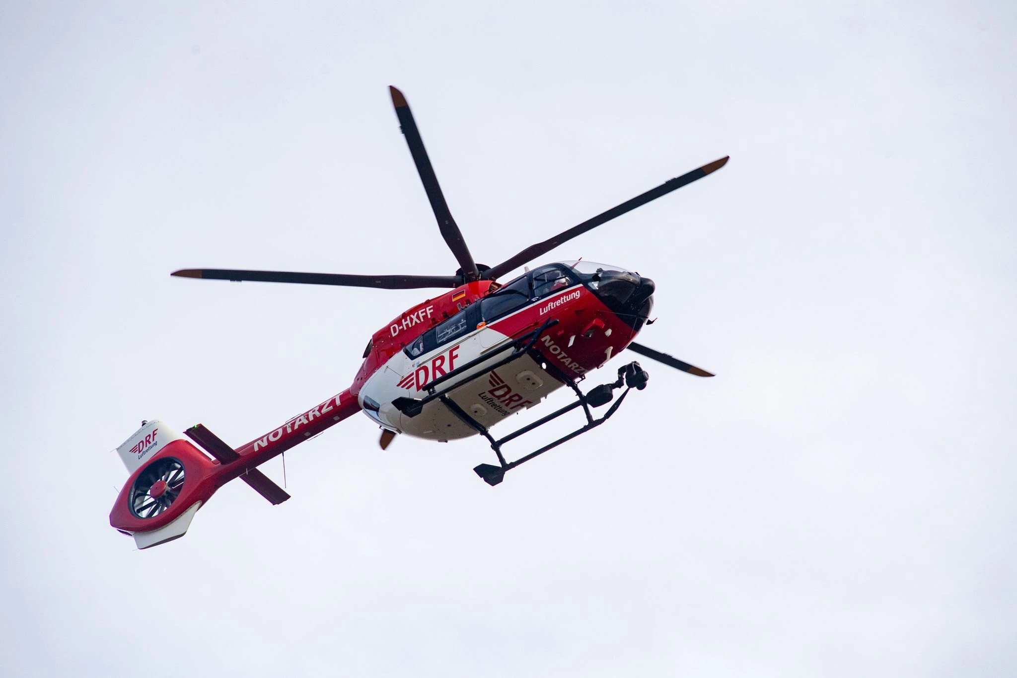 Ein Rettungshubschrauber brachte die Radfahrerin mit schwersten Verletzungen ins Krankenhaus. (Symbolbild) — © Stefan Sauer/dpa