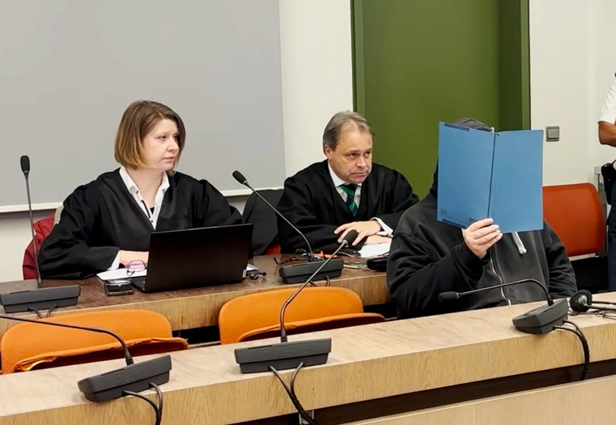 Die Verteidigung neben dem Angeklagten: Nach einer Messerattacke auf zwei Männer wird vor dem Landgericht München I ein Urteil erwartet. (Archivfoto) — © -/München.TV/dpa