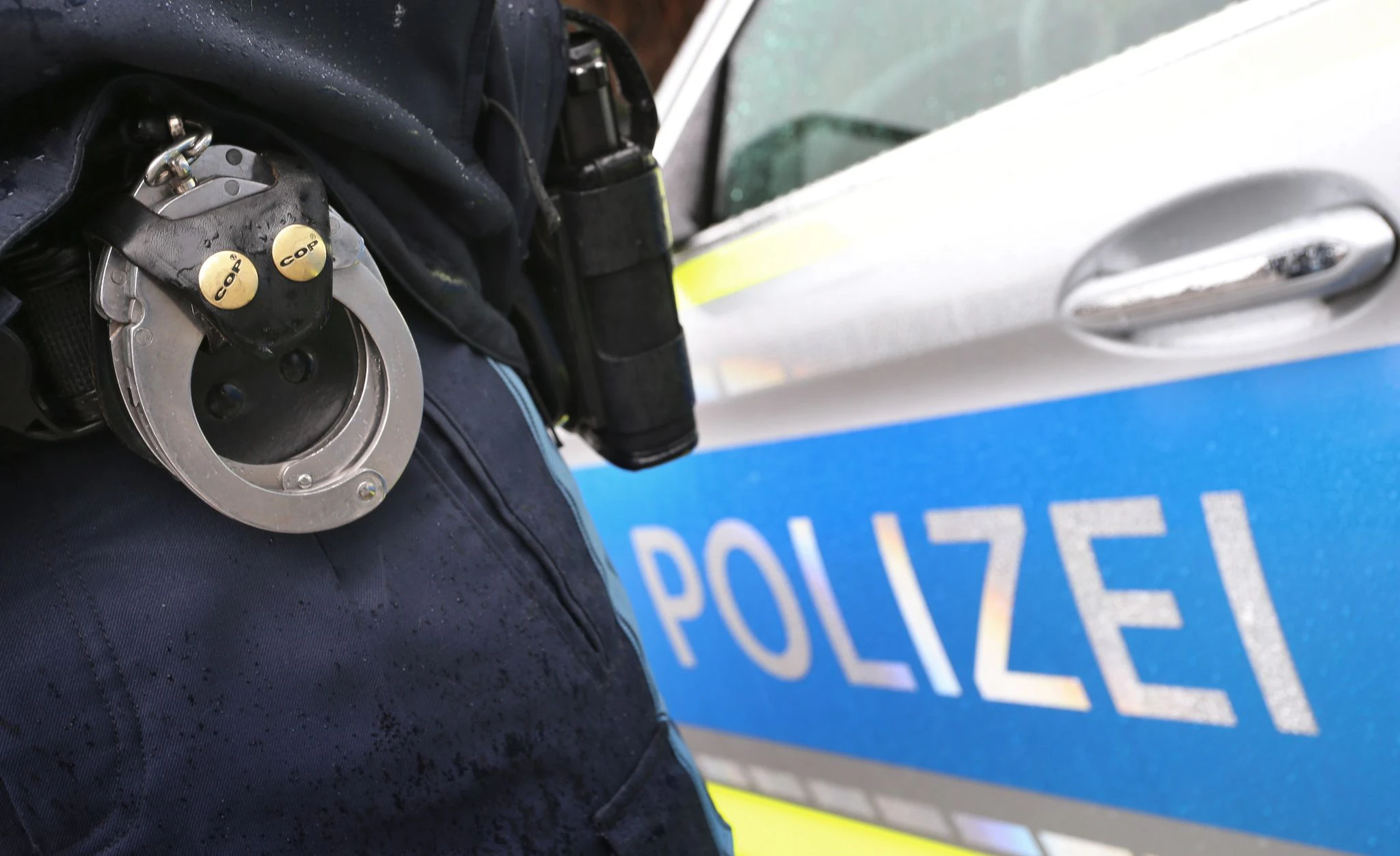 Gegen den 48-Jährigen ermittelt die Polizei nun unter anderem wegen Drogenbesitzes und Amtsanmaßung. (Symbolbild) — © Karl-Josef Hildenbrand/dpa