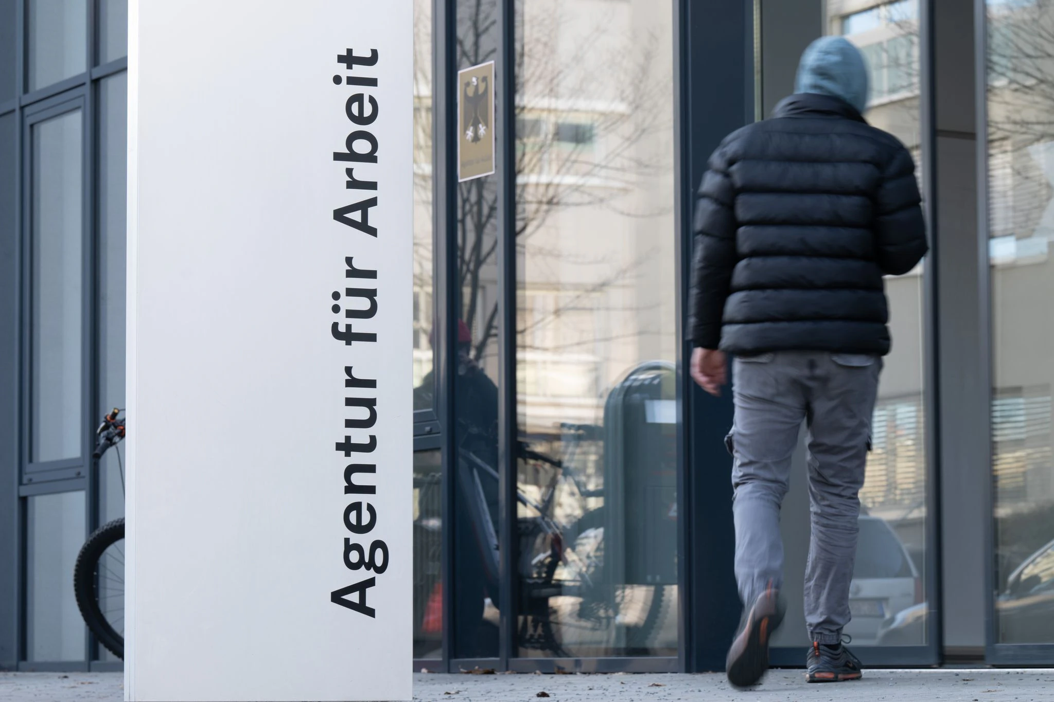 Bislang hatten Ukraine-Flüchtlinge, die nicht selbst für ihren Lebensunterhalt sorgen können, gleich Anspruch auf Bürgergeld. Das soll sich nun ändern. (Symbolbild) — © Sebastian Kahnert/dpa
