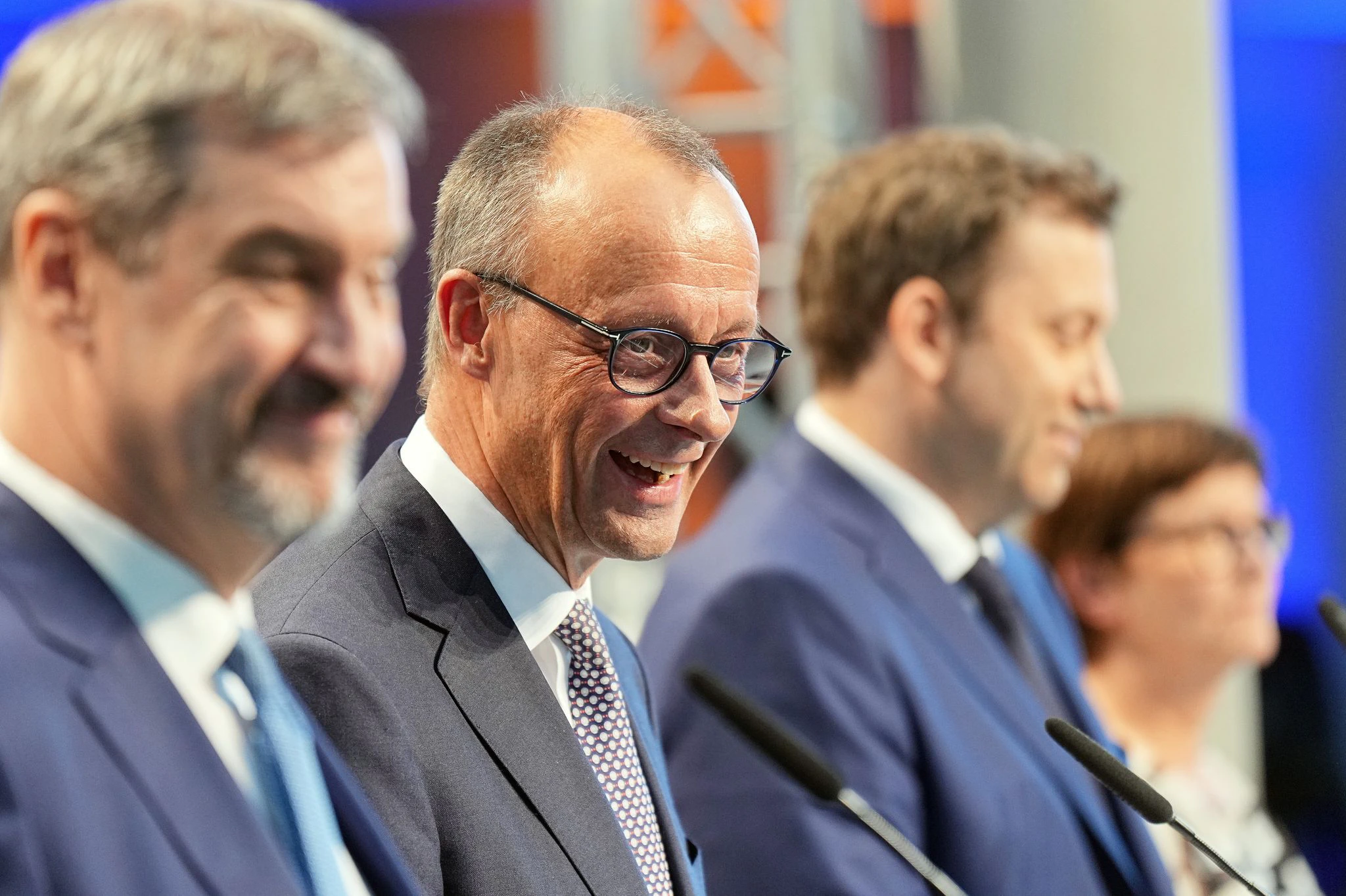 Große Pläne, lachende Gesichter: Auf 146 Seiten haben die Unterhändler von Union und SPD ihre Ideen für die nächsten vier Jahre festgehalten. — © Michael Kappeler/dpa