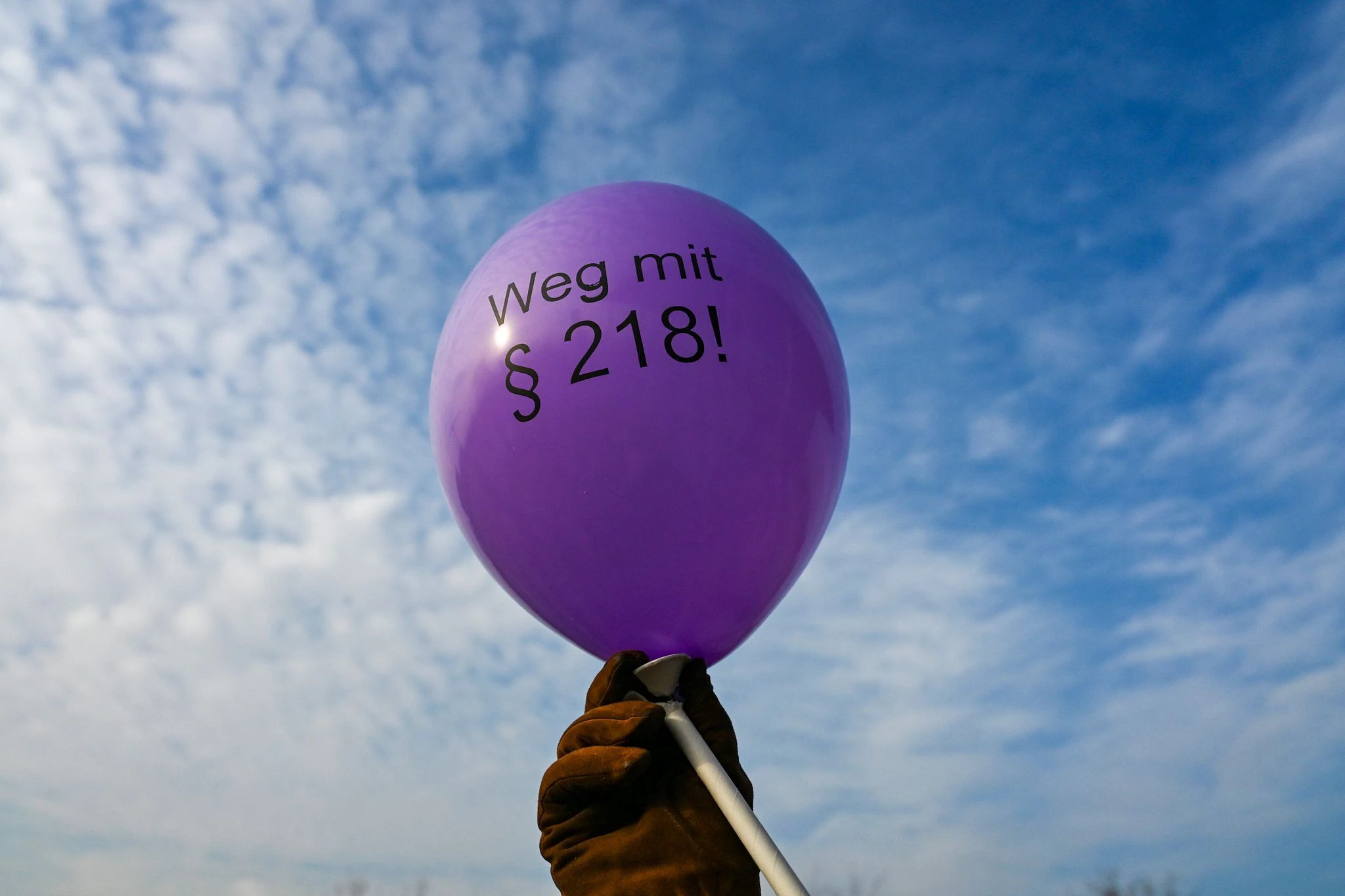 Ein Gesetzesvorhaben zur Legalisierung von Schwangerschaftsabbrüchen in den ersten zwölf Wochen scheiterte jüngst im Bundestag. (Archivbild) — © Jens Kalaene/dpa