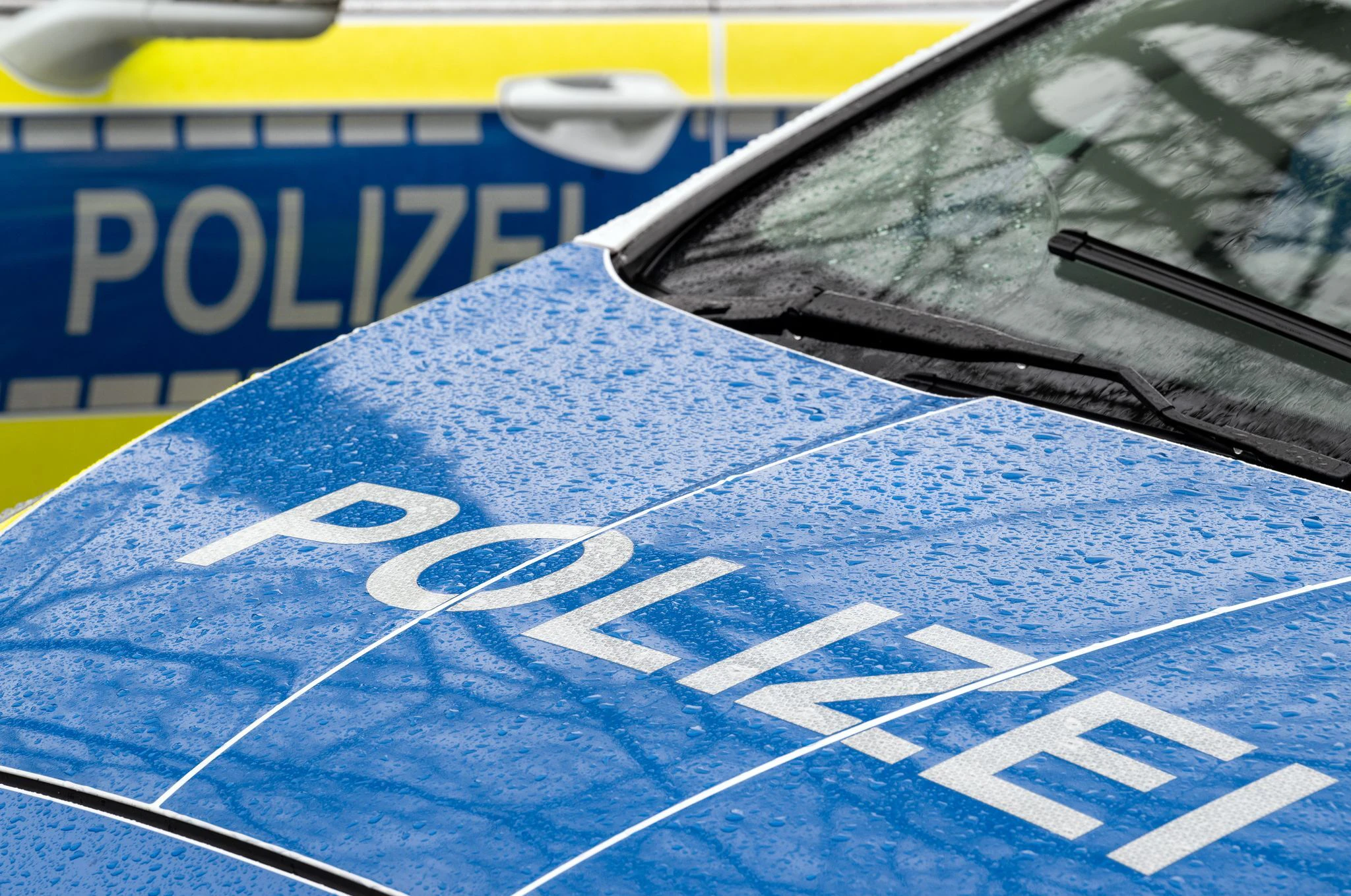 Neben der Polizei wurden auch Rettungssanitäter benötigt. (Symbolbild) — © Soeren Stache/dpa