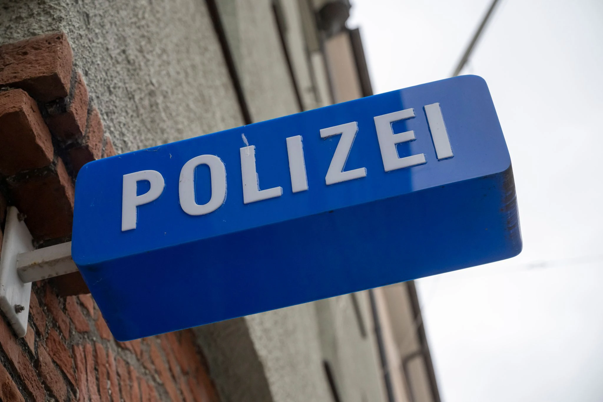 Die Kripo Ansbach fahndet nach Einbrechern, die zwei Schulen in Bad Windsheim verwüstet haben. (Symbolbild) — © Peter Kneffel/dpa