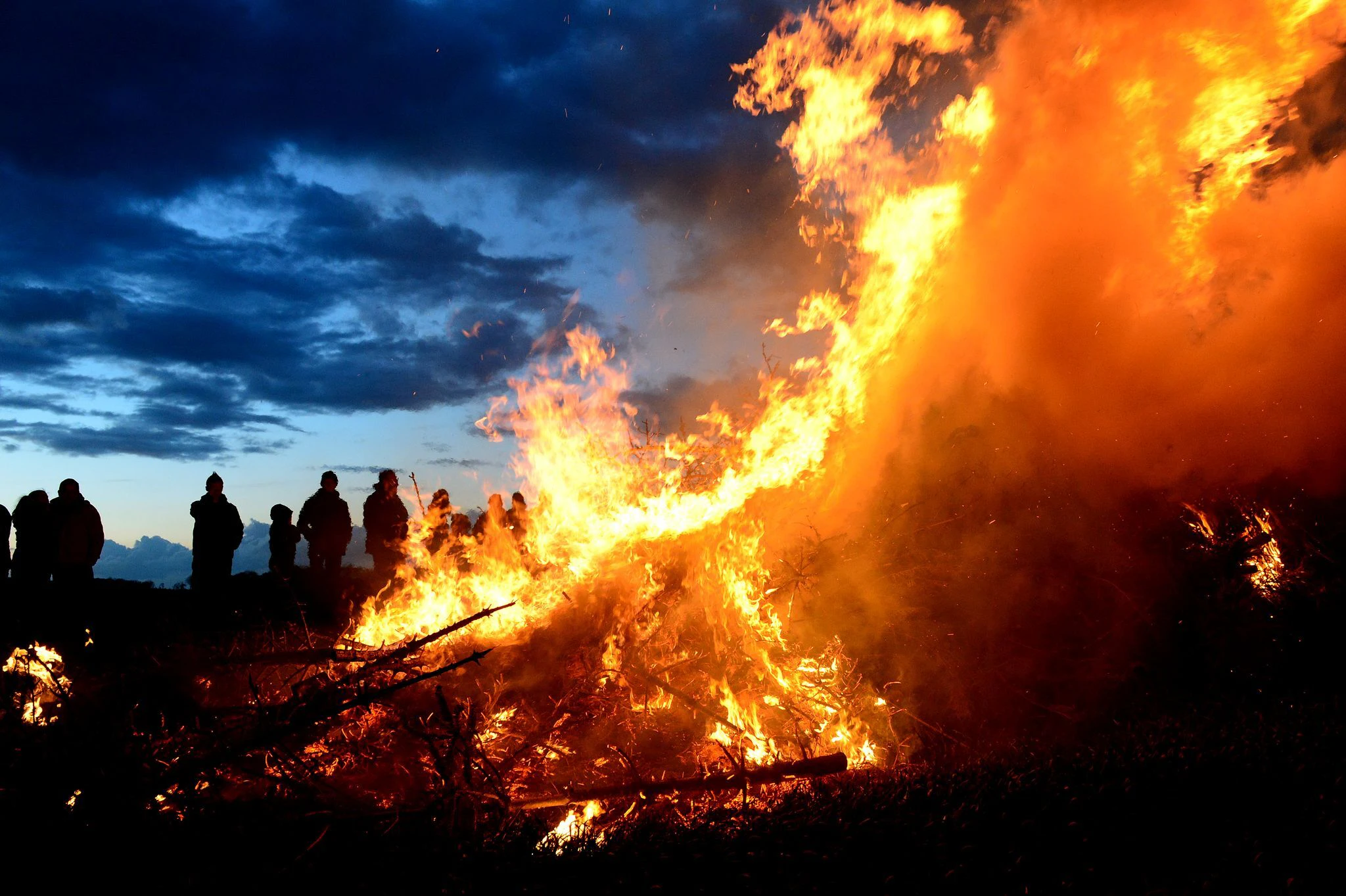 Wegen der Trockenheit steht noch nicht überall fest, ob Osterfeuer abgebrannt werden können. (Archivfoto) — © Maurizio Gambarini/dpa