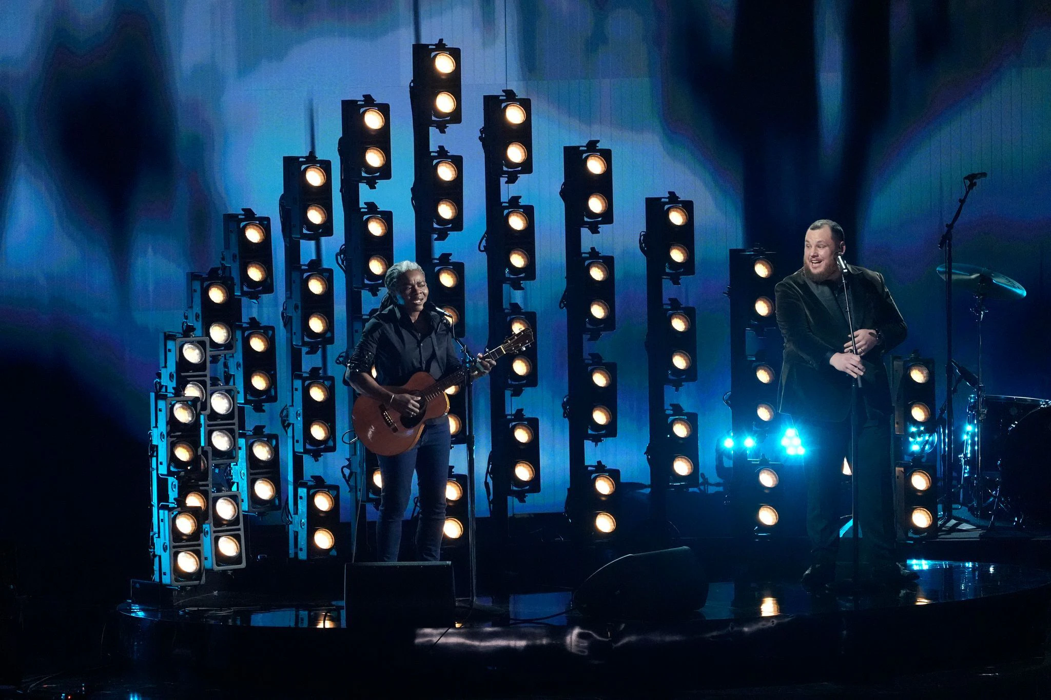 Tracy Chapman und Luke Combs singen «Fast Car» während der Verleihung der Grammy Awards 2024. (Archivbild) — © Chris Pizzello/Invision/AP/dpa