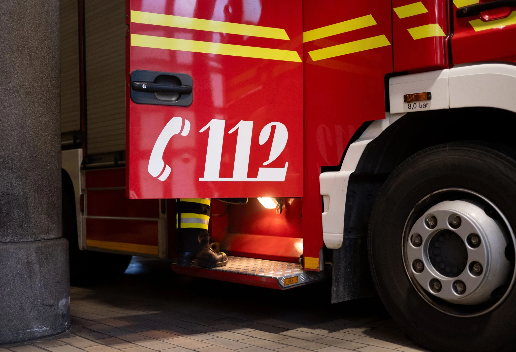Die Feuerwehr öffnete die Autotüre des 26-Jährigen gewaltsam. (Symbolbild) — © Niklas Treppner/dpa